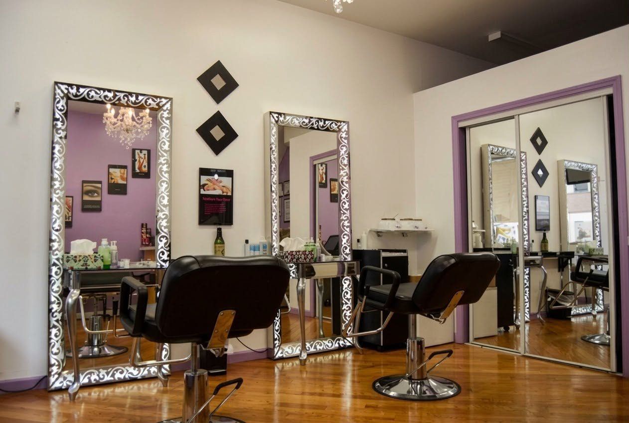 Inside Wow Threading Studio: styling chairs facing ornate mirrored stations